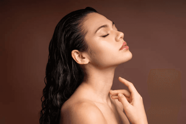 Refined neckline side profile